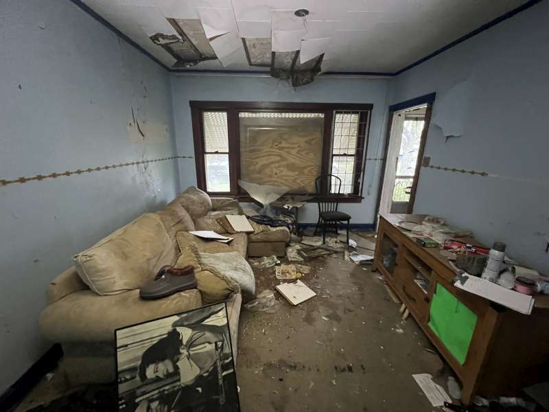 10103 South Aberdeen Street Chicago, IL 60643 - Photo 3 of 13 a room with furniture