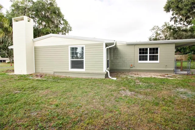 a view of a house with backyard