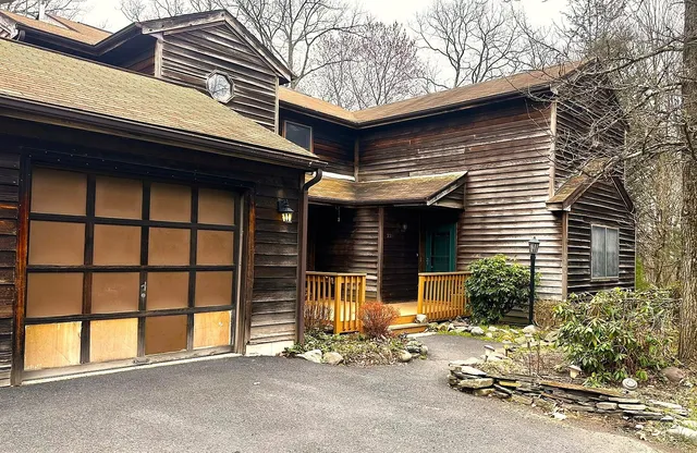 a view of a house with backyard and windows