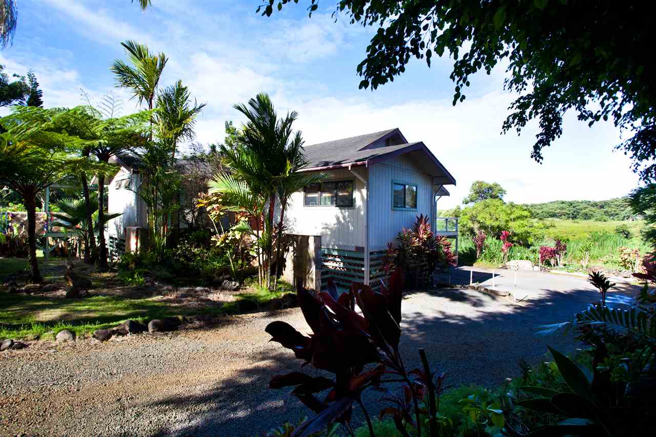 455 Ulumalu Road Haiku, HI 96708 - Photo 6 of 19 a view of a patio with table and chairs and a garden