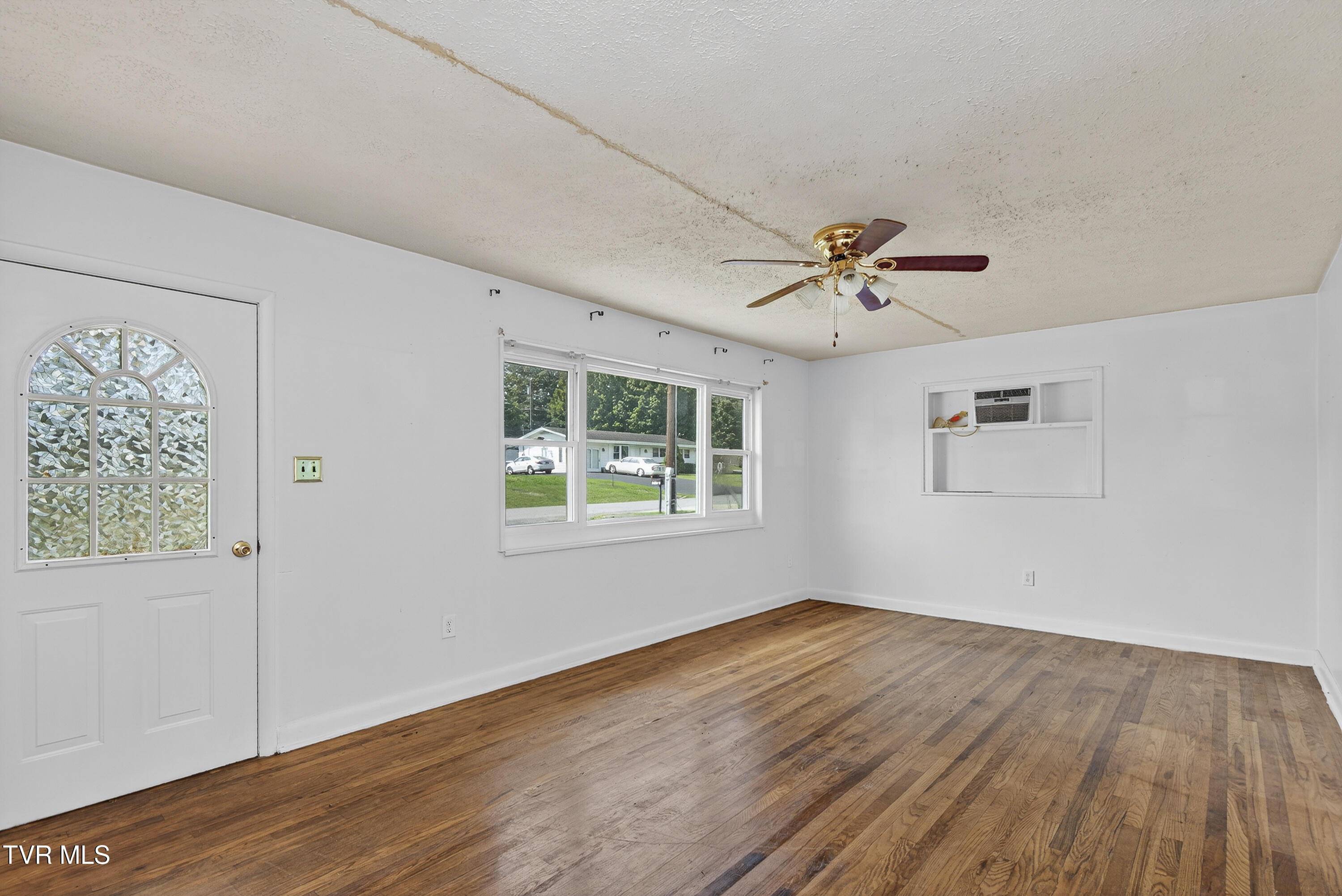 202 Hickory Road Bristol, TN 37620 - Photo 15 of 23 202-Hickory-Bristol-TN Travis-Dyson-11