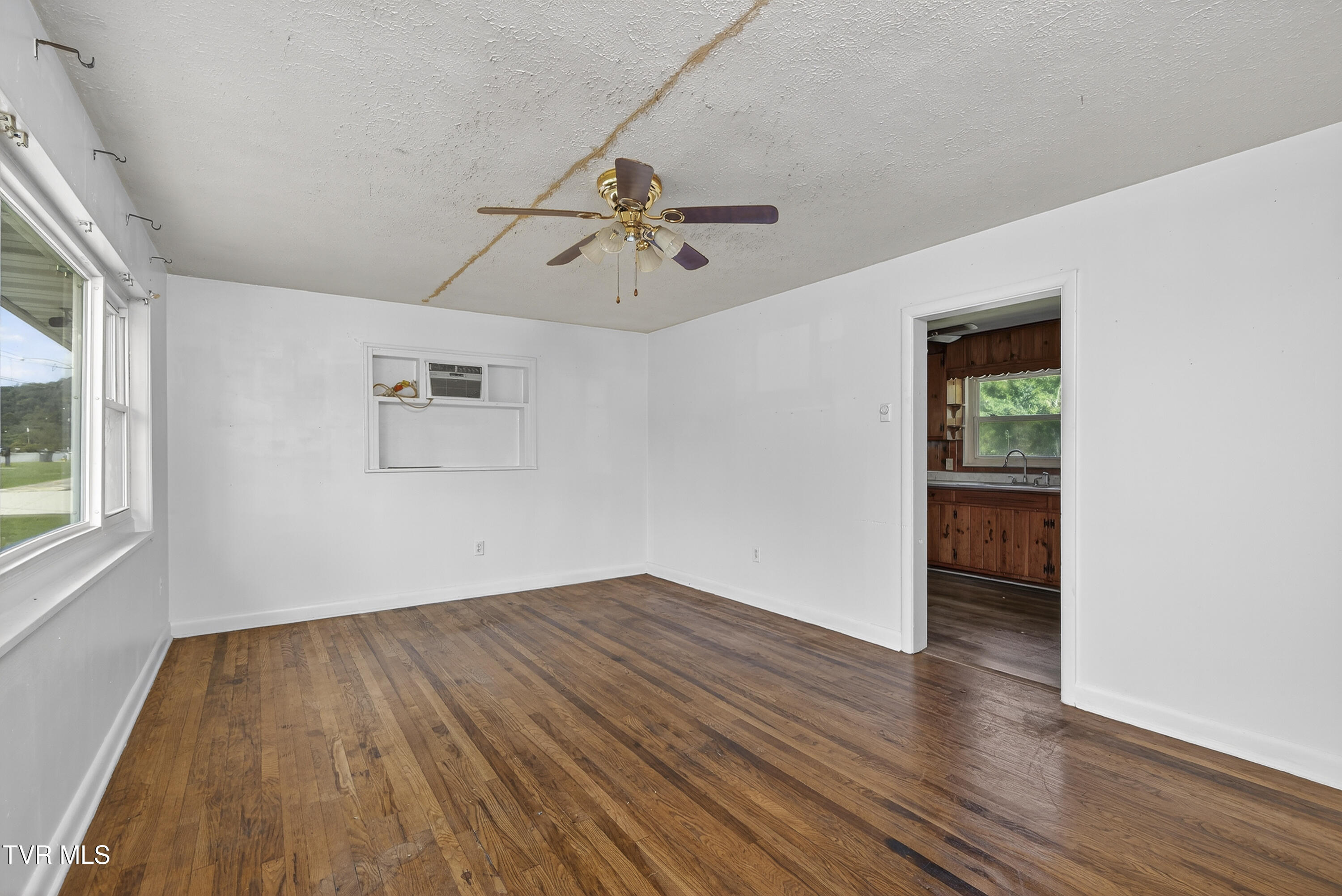 202 Hickory Road Bristol, TN 37620 - Photo 16 of 23 202-Hickory-Bristol-TN Travis-Dyson-12