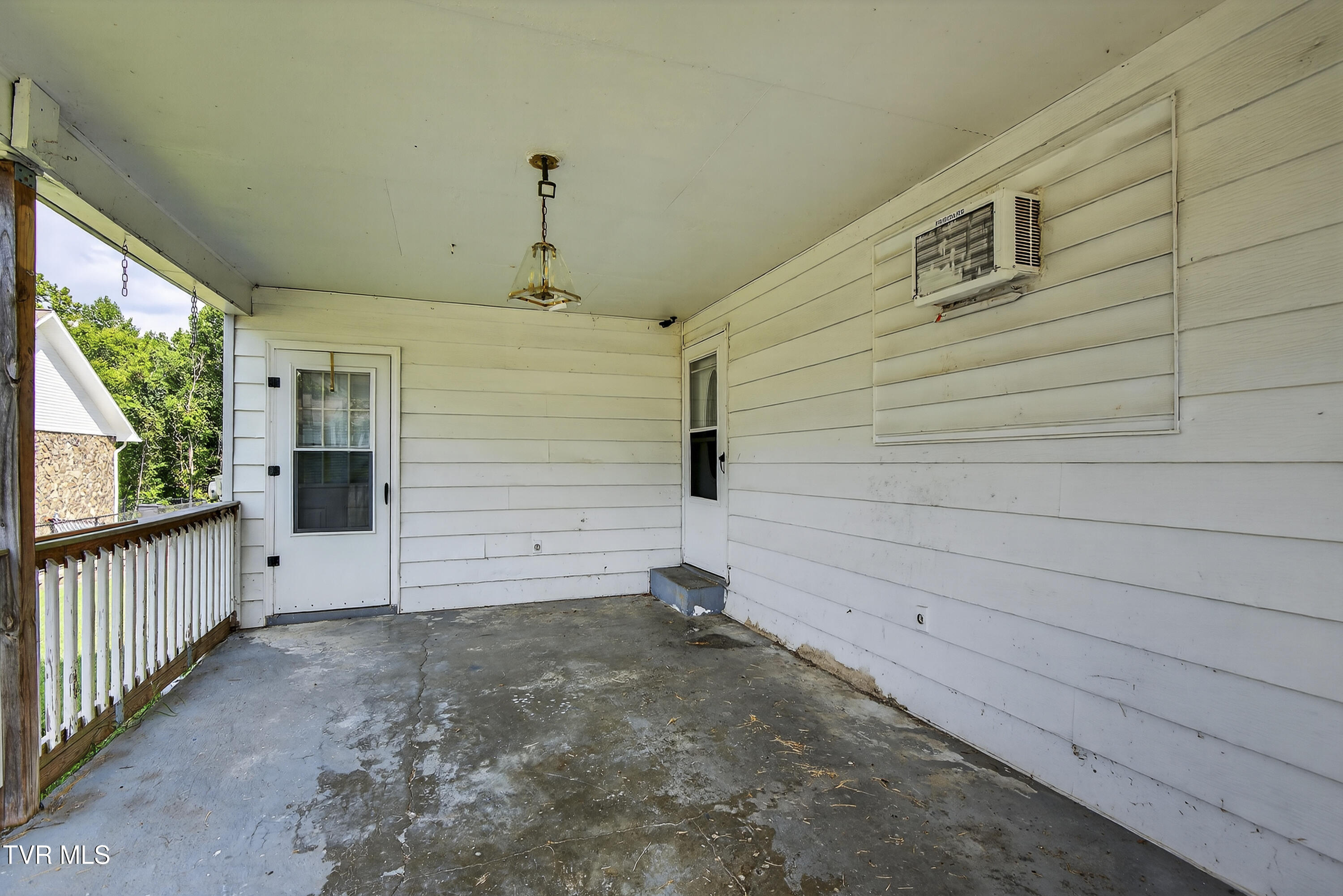 202 Hickory Road Bristol, TN 37620 - Photo 21 of 23 202-Hickory-Bristol-TN Travis-Dyson-17
