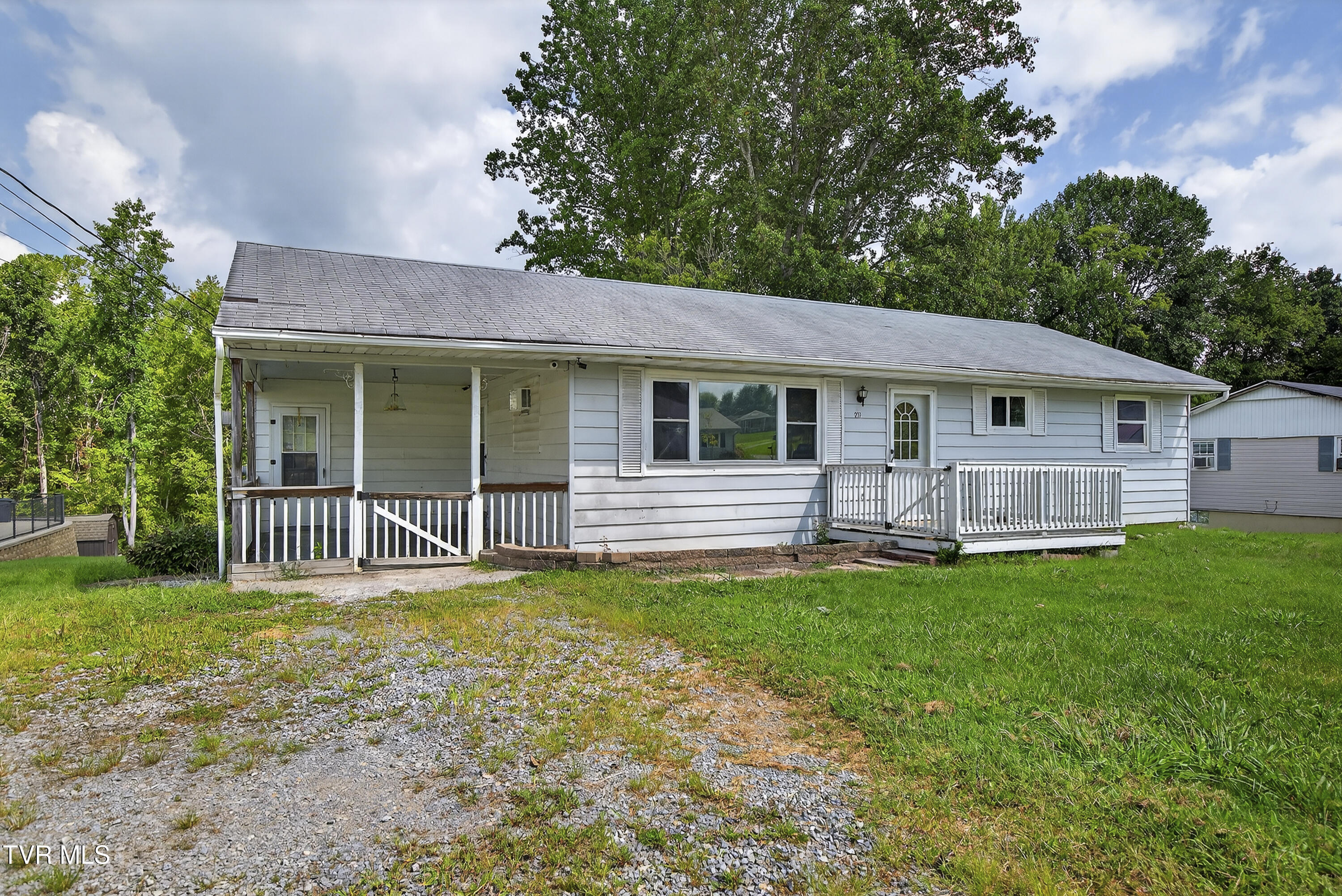 202 Hickory Road Bristol, TN 37620 - Photo 4 of 23 202-Hickory-Bristol-TN Travis-Dyson-18