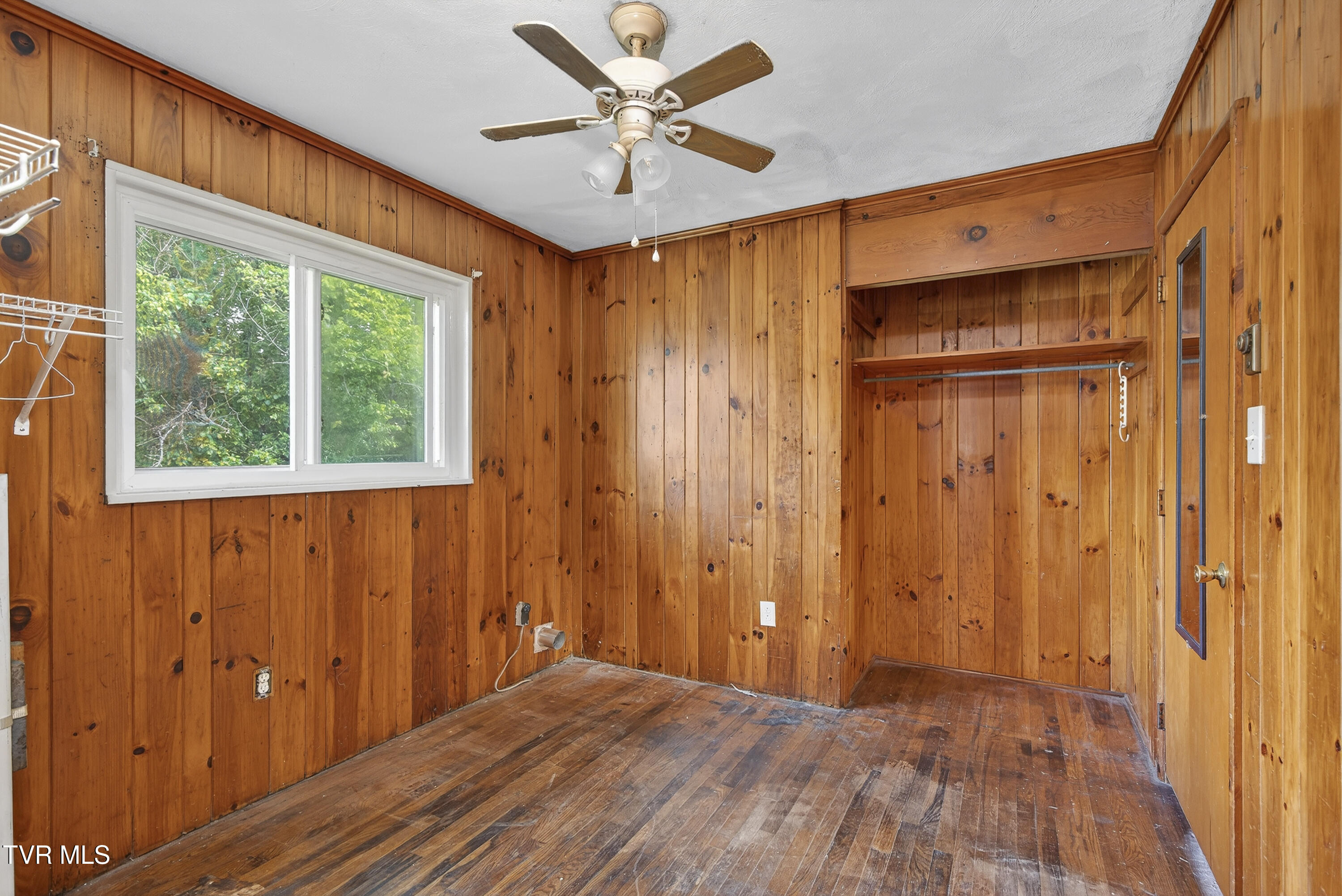 202 Hickory Road Bristol, TN 37620 - Photo 8 of 23 202-Hickory-Bristol-TN Travis-Dyson-4