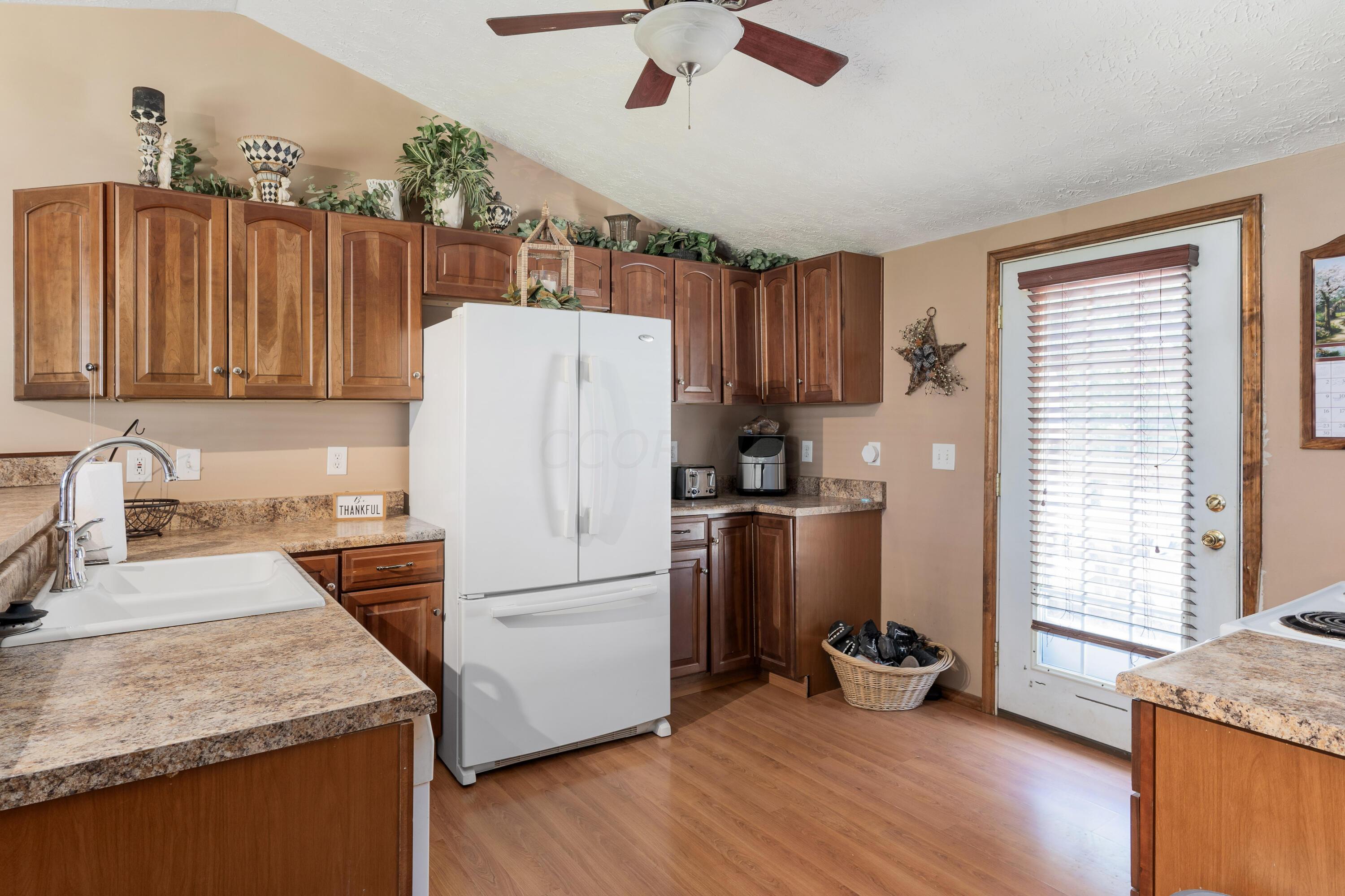 1691 Dyer Road Grove City, OH 43123 - Photo 26 of 108 Spacious kitchen