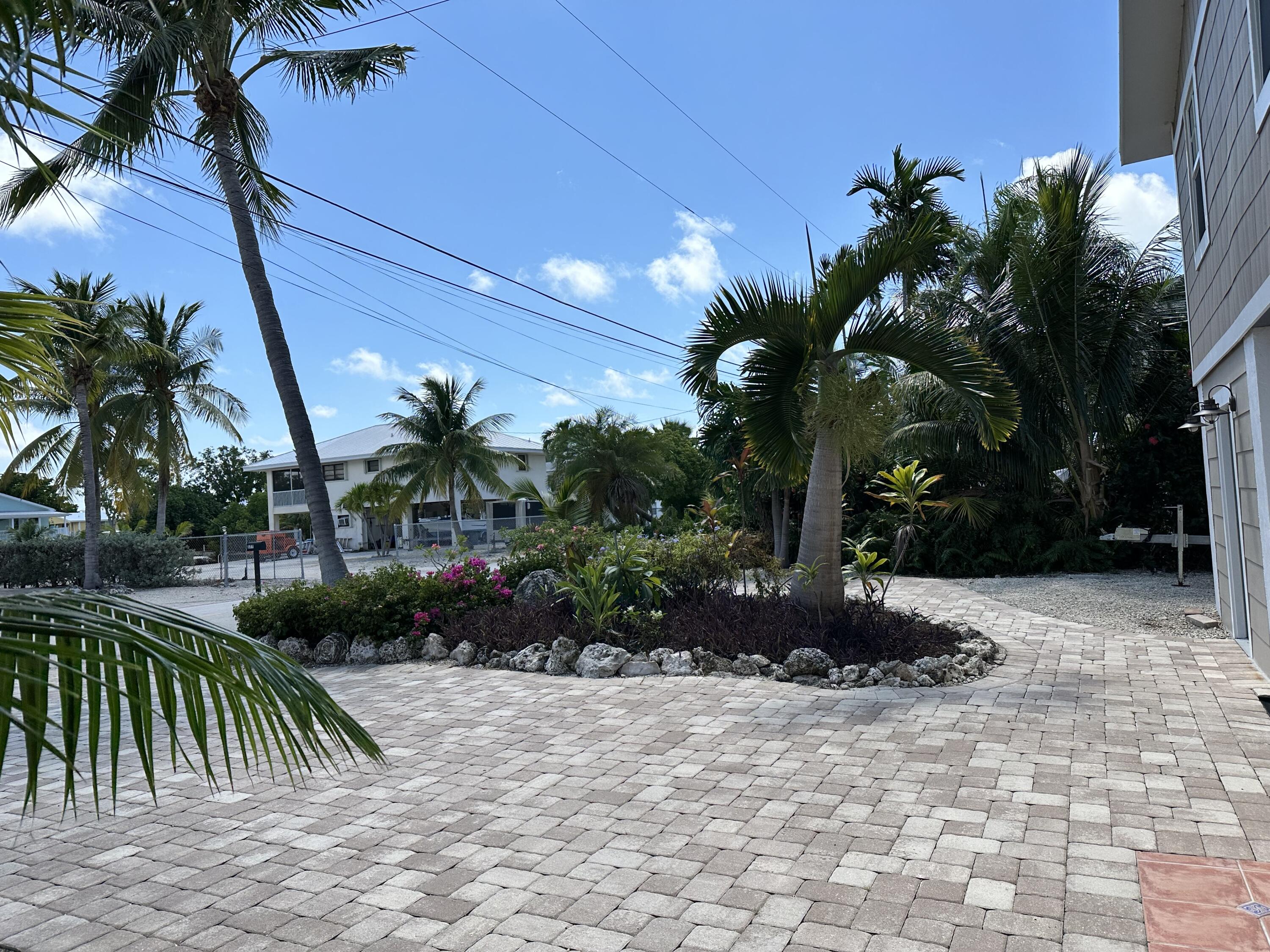 376 Blackbeard Road Summerland Key, FL 33042 - Photo 23 of 37 Paver front parking