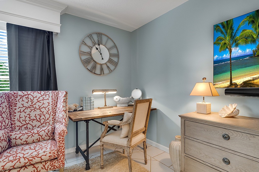 400 Beach Road, Unit 117 Vero Beach, FL 32963 - Photo 11 of 23 a workspace with furniture and lamp