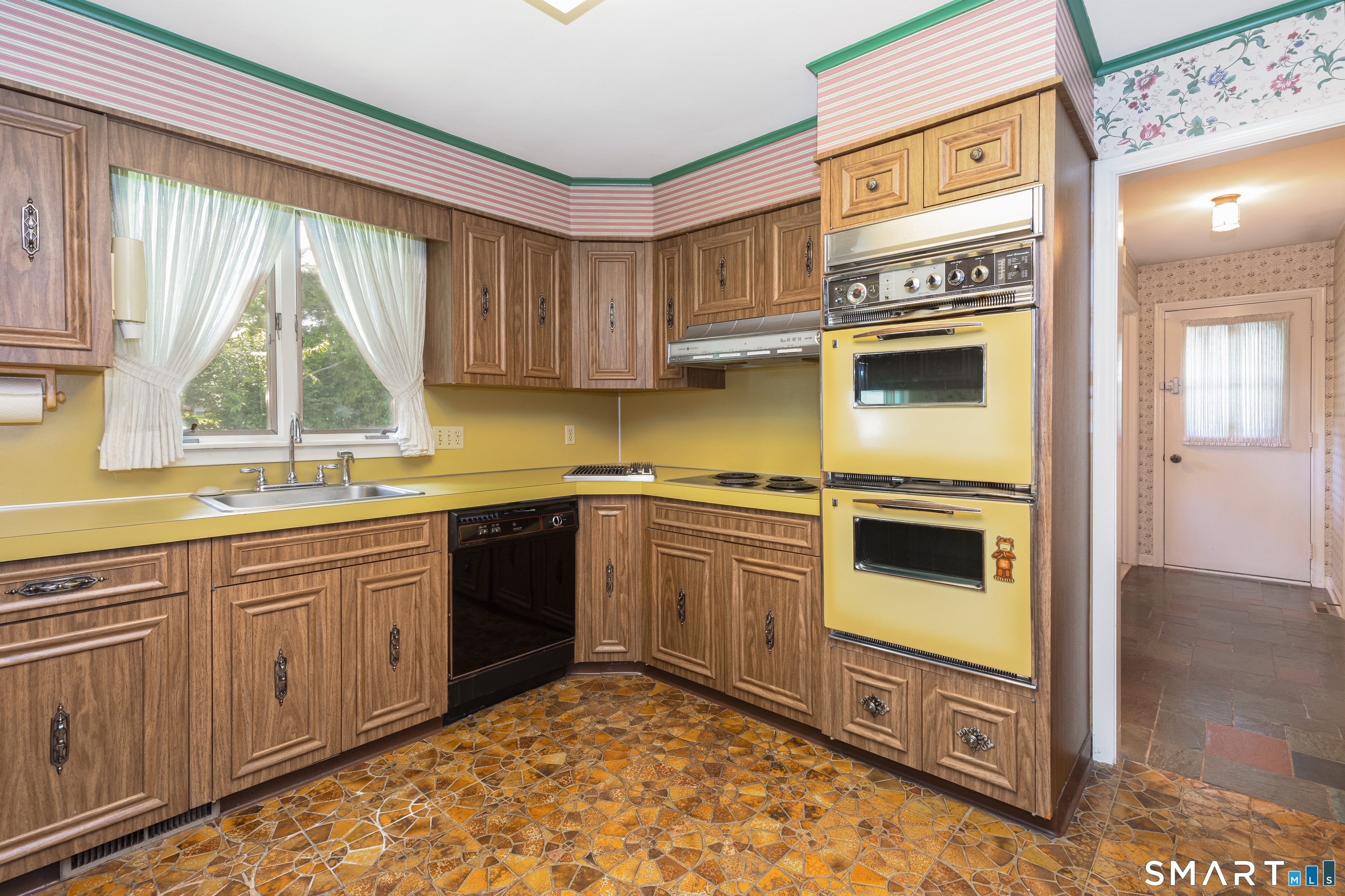 319 Maybrook Road Waterbury, CT 06708 - Photo 7 of 40