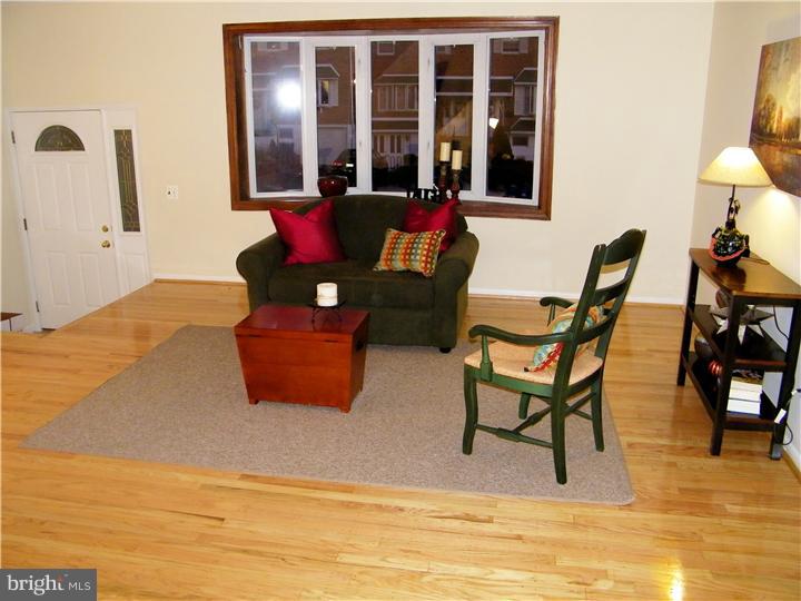 12110 Medford Road Philadelphia, PA 19154 - Photo 4 of 21 Living Room
