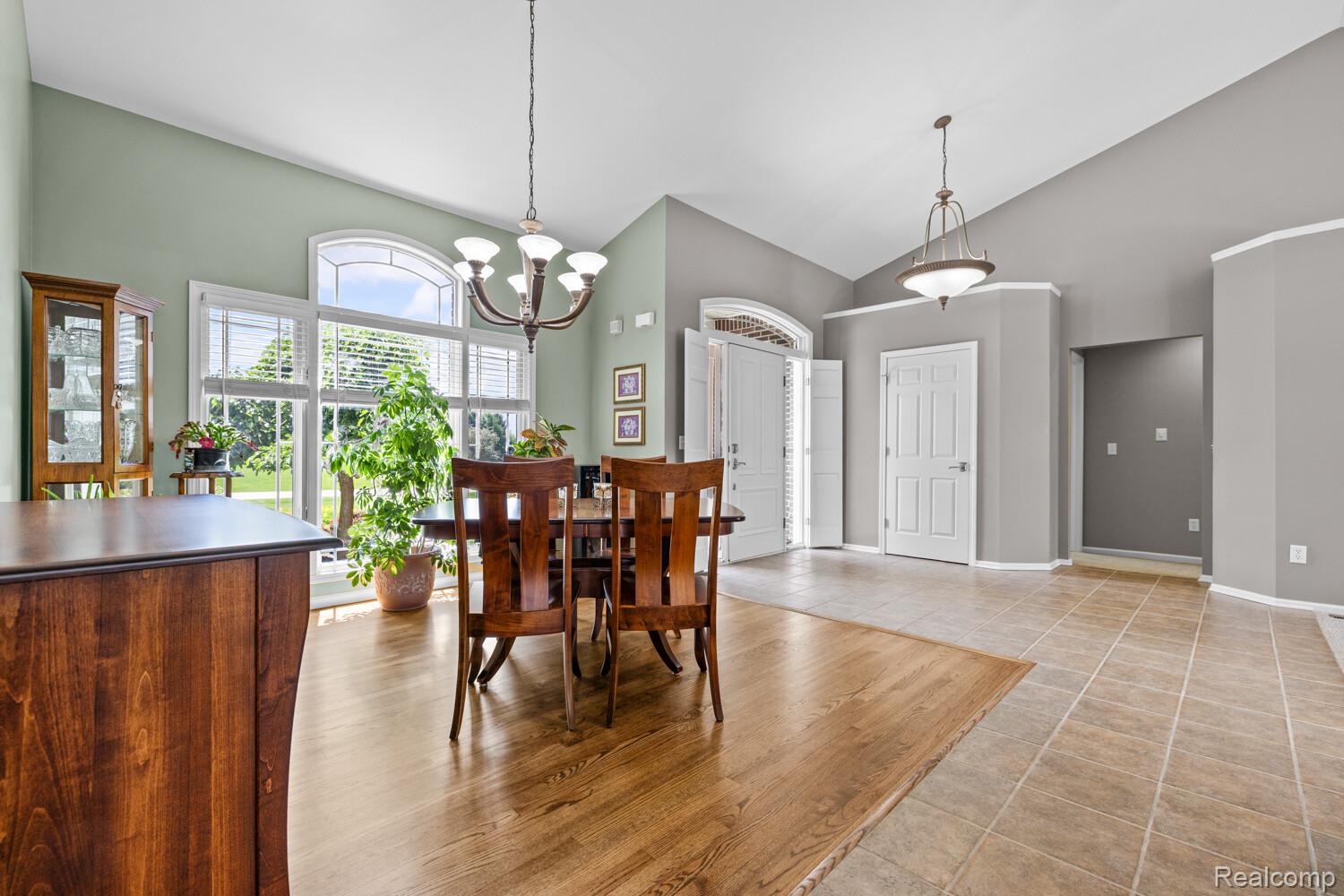 1131 Thorn Ridge Drive Howell, MI 48843 - Photo 4 of 47 08_1131_Thorn_Ridge_Dr9_mls.jpg