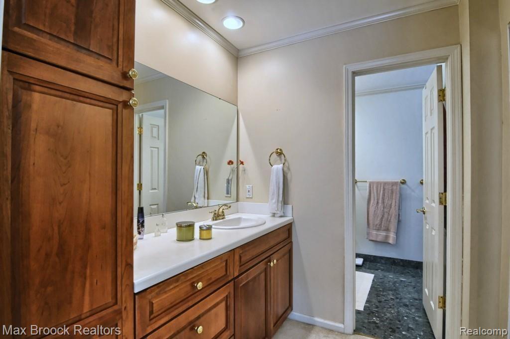 4147 Stoneleigh Road Bloomfield Hills, MI 48302 - Photo 18 of 33 Master_Bathroom.jpg