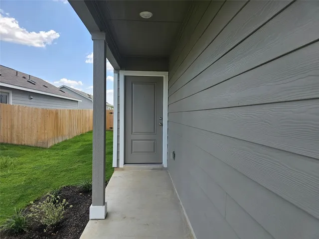 a view of a back yard