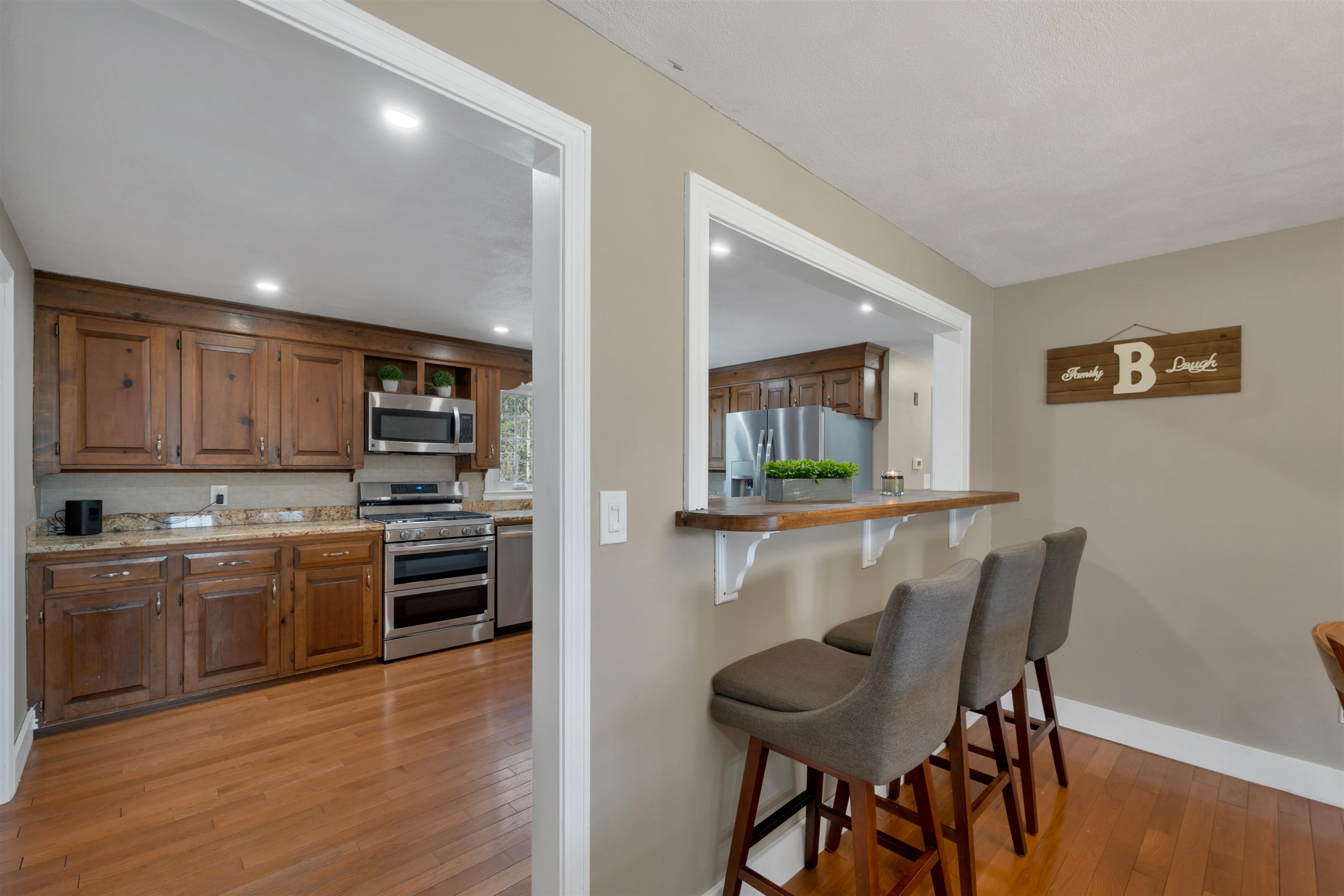 27 Cole Street Salem, NH 03079 - Photo 5 of 29