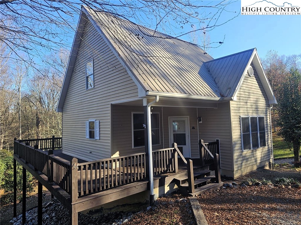 a view of a house with backyard and porch