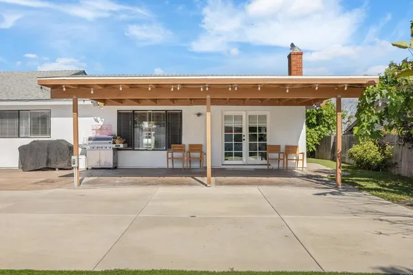 $915,000 | 736 Granada Drive, Vista, CA 92083