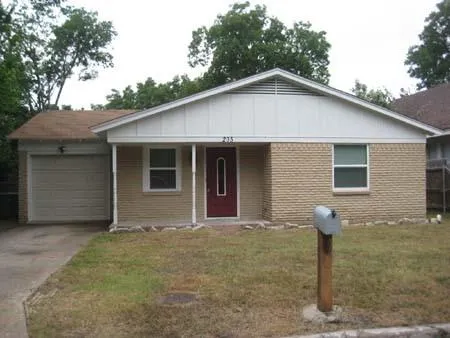 $1,700 | 205 Farley Street, Waxahachie, TX 75165