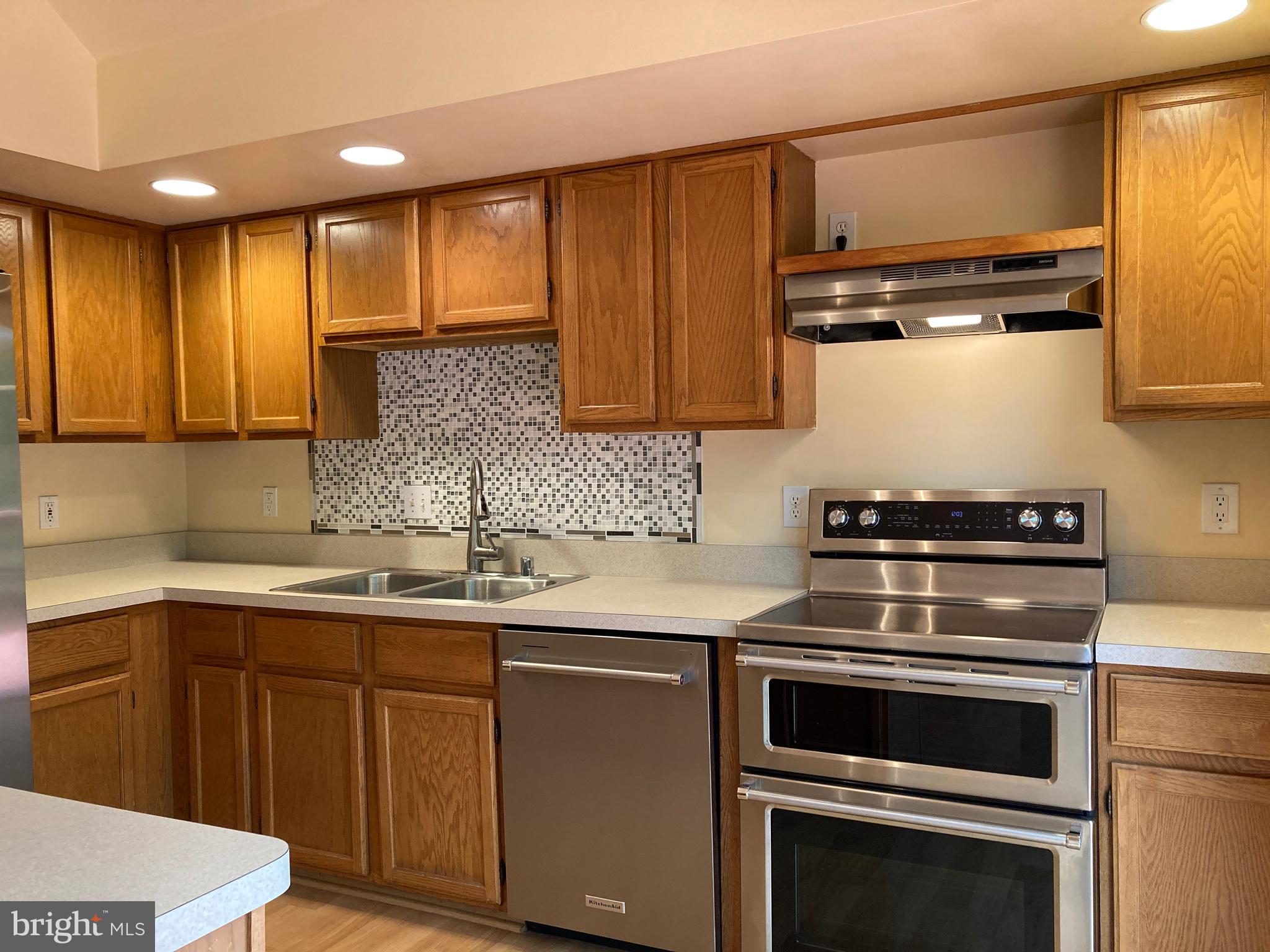 6916 Fox Chase Road New Market, MD 21774 - Photo 6 of 43 Great layout in the kitchen.