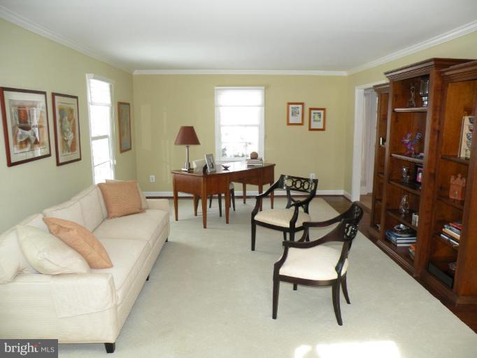10240 Dunfries Road Vienna, VA 22181 - Photo 16 of 28 Living Room