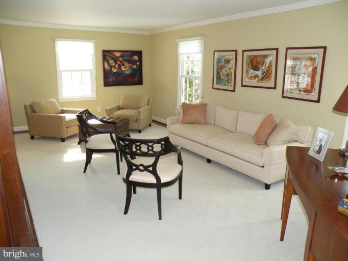 10240 Dunfries Road Vienna, VA 22181 - Photo 17 of 28 Living Room #2