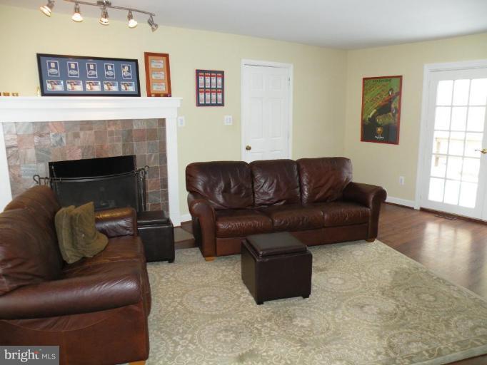 10240 Dunfries Road Vienna, VA 22181 - Photo 10 of 28 Family Room