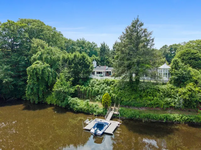 $985,000 | 7 Ford Road, Newtown, CT 06482