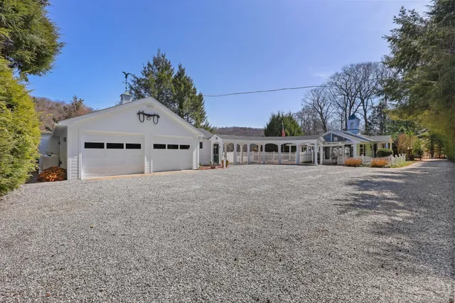 $985,000 | 7 Ford Road, Newtown, CT 06482