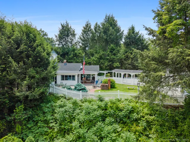 $985,000 | 7 Ford Road, Newtown, CT 06482