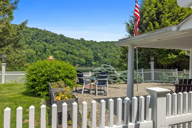 $985,000 | 7 Ford Road, Newtown, CT 06482