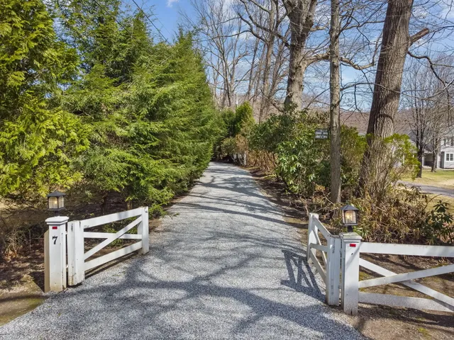 $985,000 | 7 Ford Road, Newtown, CT 06482