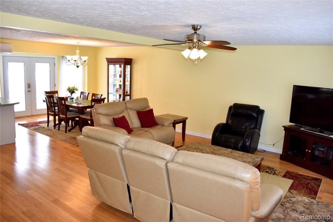 6550 Pinckney Road Pinckney, MI 48169 - Photo 9 of 32 9 GREAT ROOM AND DINING AREA.JPG
