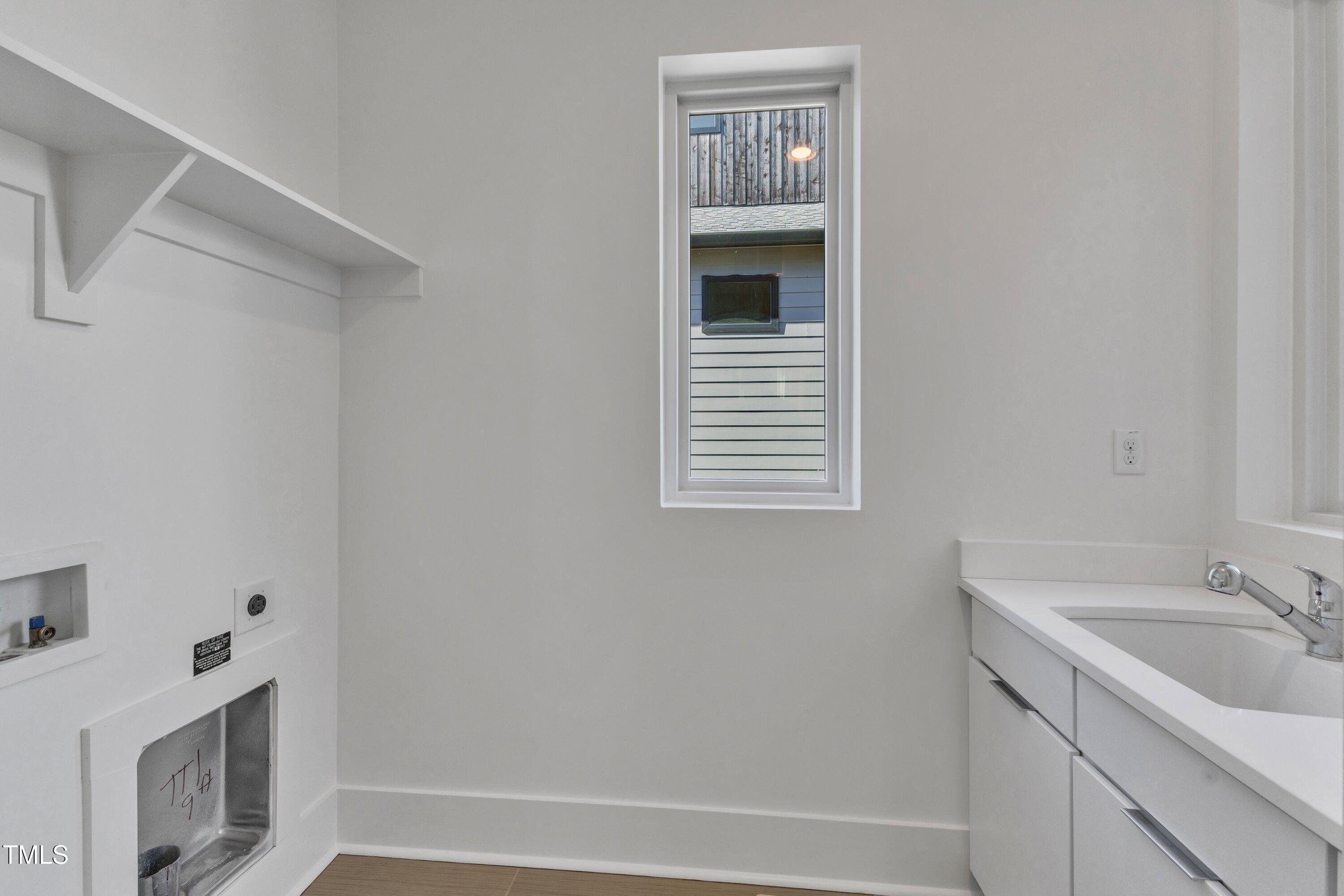 524 East Edenton Street Raleigh, NC 27601 - Photo 41 of 70 a bathroom with a sink and a bathtub