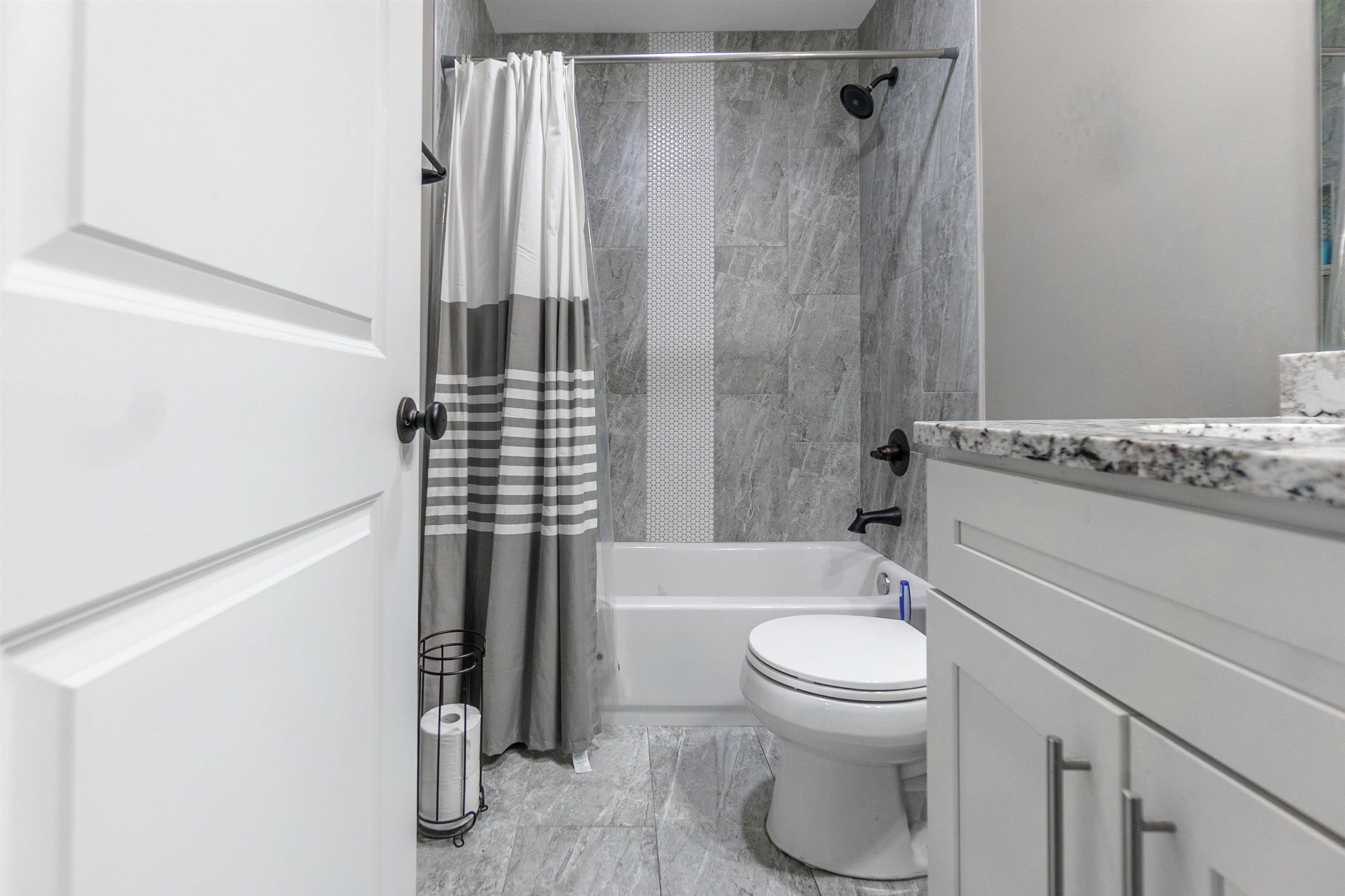 3718 Vanuys Road Memphis, TN 38111 - Photo 10 of 20 a bathroom with a toilet and a shower