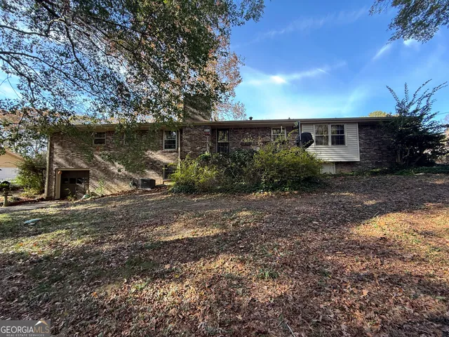 a view of a house with a yard