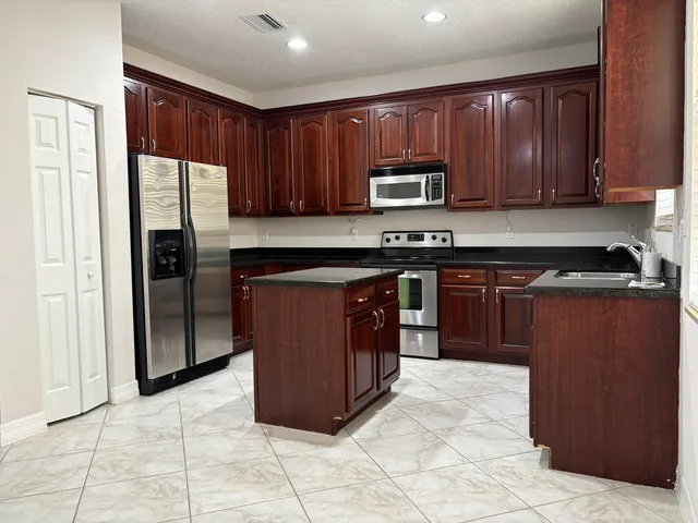 $3,900 | 909 Northwest 18th Avenue, Boca Raton, FL 33431