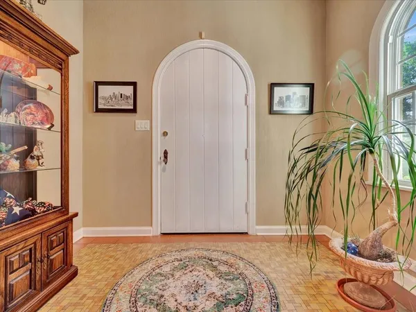 a view of livingroom with furniture