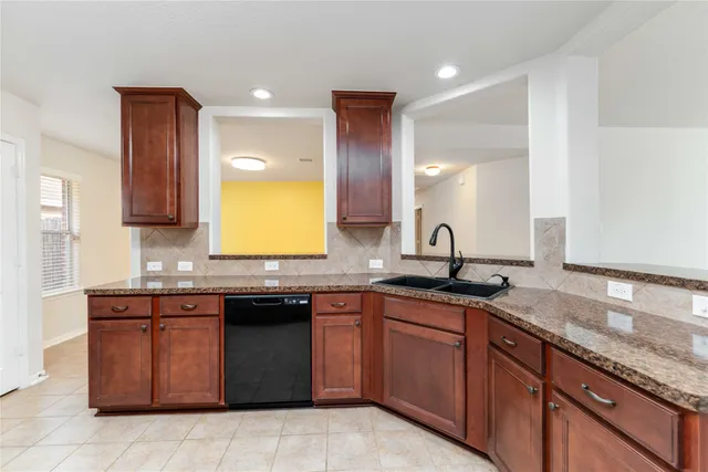 $319,900 | 4700 Lake Line Court, Alvin, TX 77511