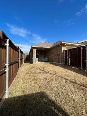 a view of house with a yard