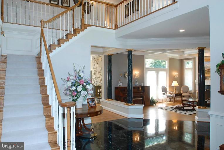 10495 Hannah Farm Road Oakton, VA 22124 - Photo 4 of 16 Entrance / Foyer