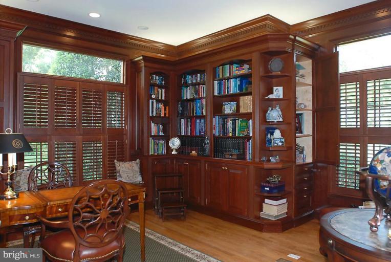 10495 Hannah Farm Road Oakton, VA 22124 - Photo 6 of 16 Library