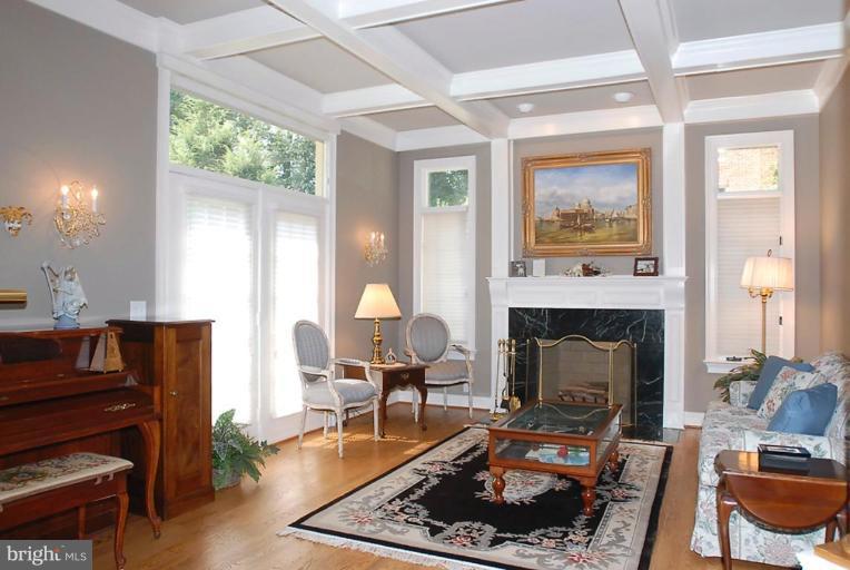10495 Hannah Farm Road Oakton, VA 22124 - Photo 7 of 16 Living Room