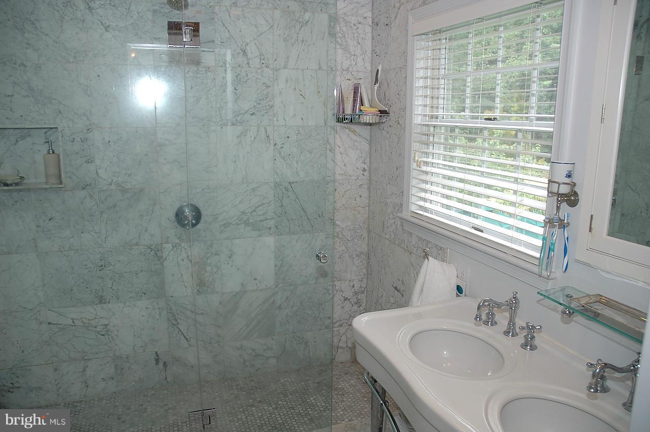 711 Springvale Road Great Falls, VA 22066 - Photo 17 of 30 Bath (Master)