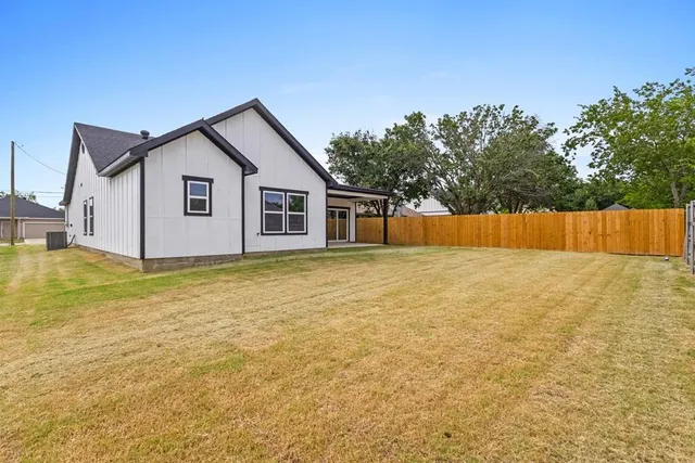 a view of a house with a backyard
