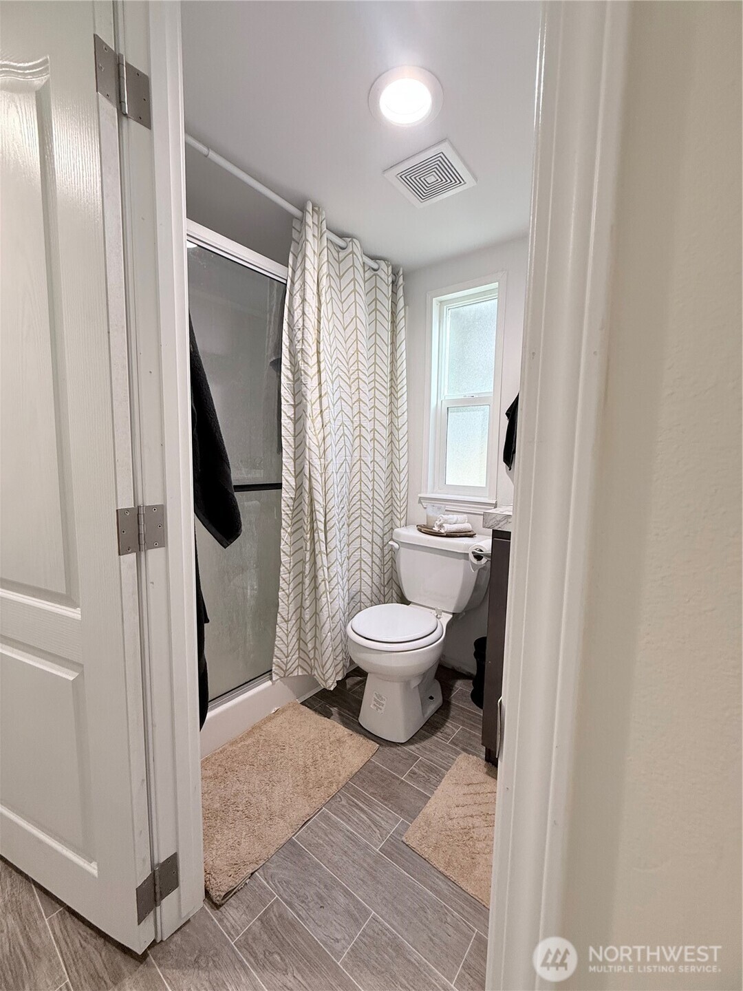 150 Happy Trails Road, Unit 119 Castle Rock, WA 98611 - Photo 7 of 20 a bathroom with a toilet and a shower