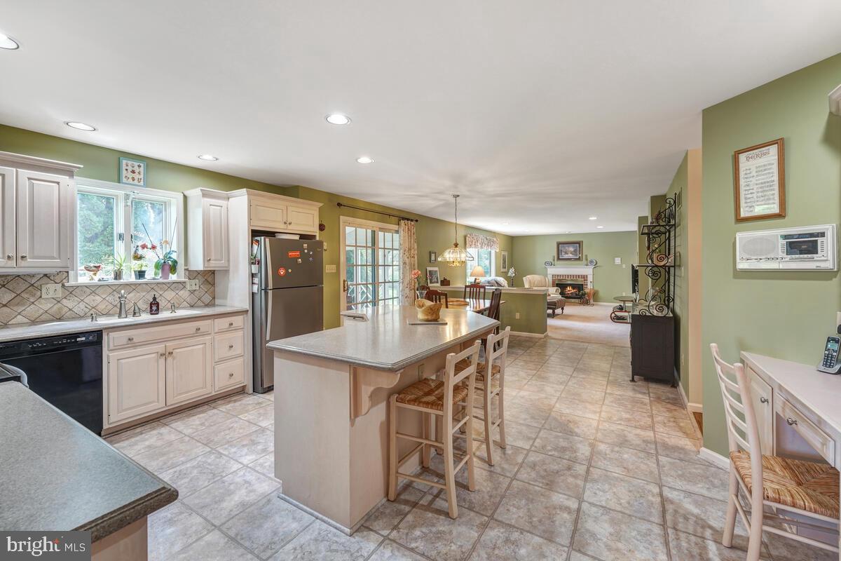 618 Aberdeen Road Kennett Square, PA 19348 - Photo 9 of 36 Beautifully Upgraded Kitchen