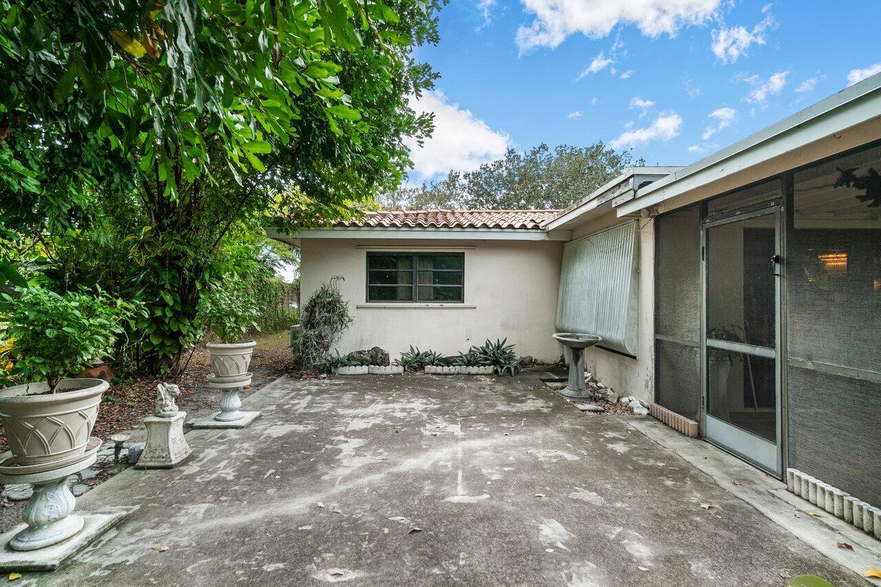 365 Northeast 28th Street Boca Raton, FL 33431 - Photo 29 of 35 Outdoor patio