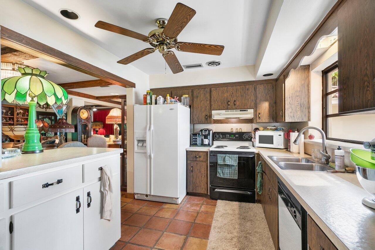365 Northeast 28th Street Boca Raton, FL 33431 - Photo 8 of 35 Kitchen