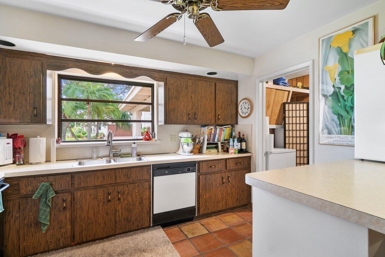 365 Northeast 28th Street Boca Raton, FL 33431 - Photo 9 of 35 Kitchen