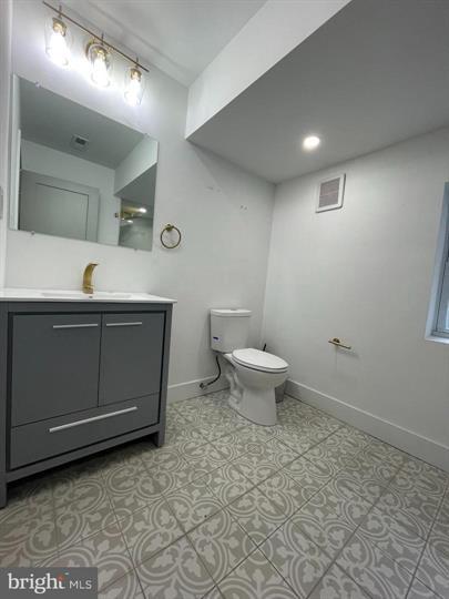 1205 South 4th Street, Unit 2 Philadelphia, PA 19147 - Photo 7 of 12 Modern main floor bathroom with stylish tiles