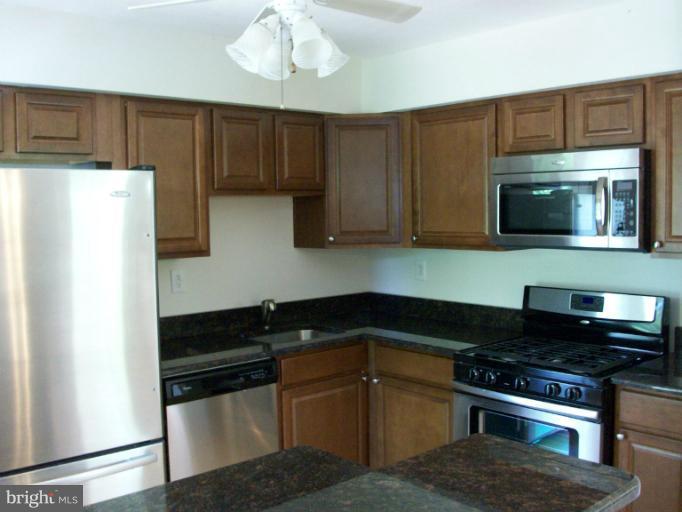 7827 Ontario Road Gainesville, VA 20155 - Photo 17 of 26 Kitchen